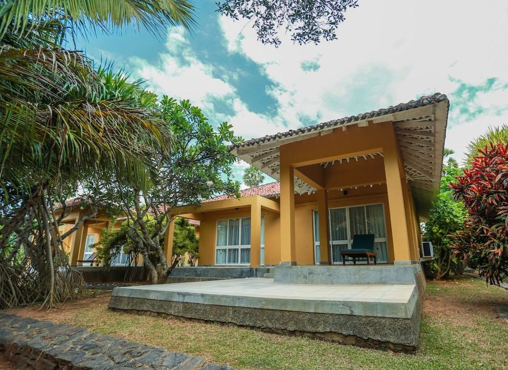 Club Palm Bay Hotel Marawila Exterior photo