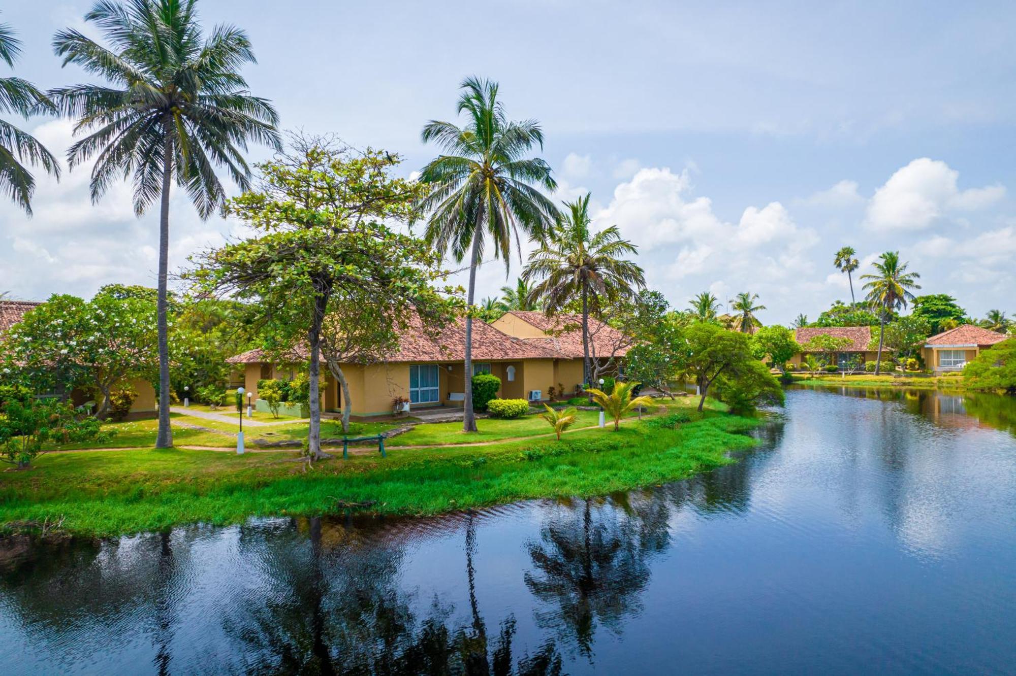 Club Palm Bay Hotel Marawila Exterior photo