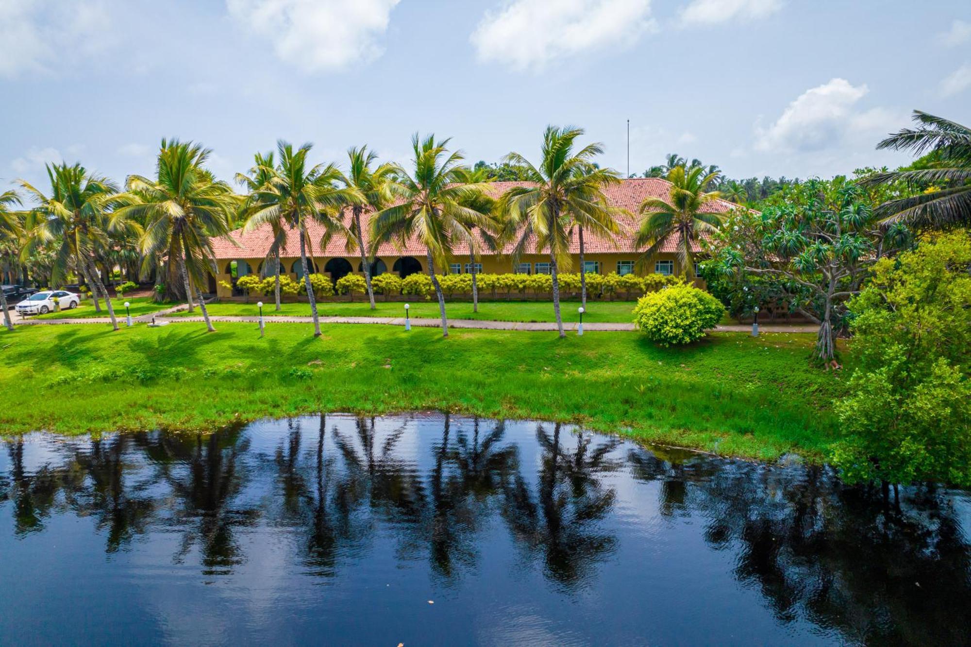 Club Palm Bay Hotel Marawila Exterior photo