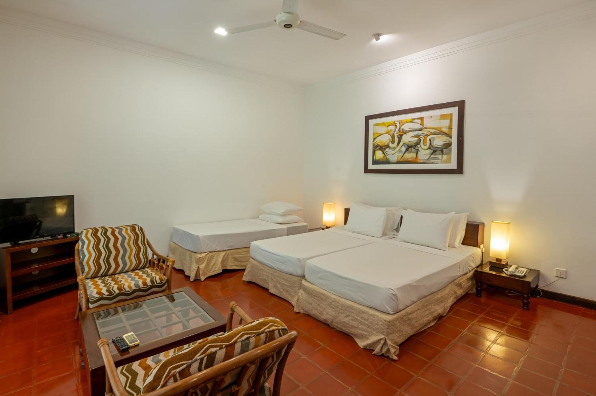 Club Palm Bay Hotel Marawila Room photo