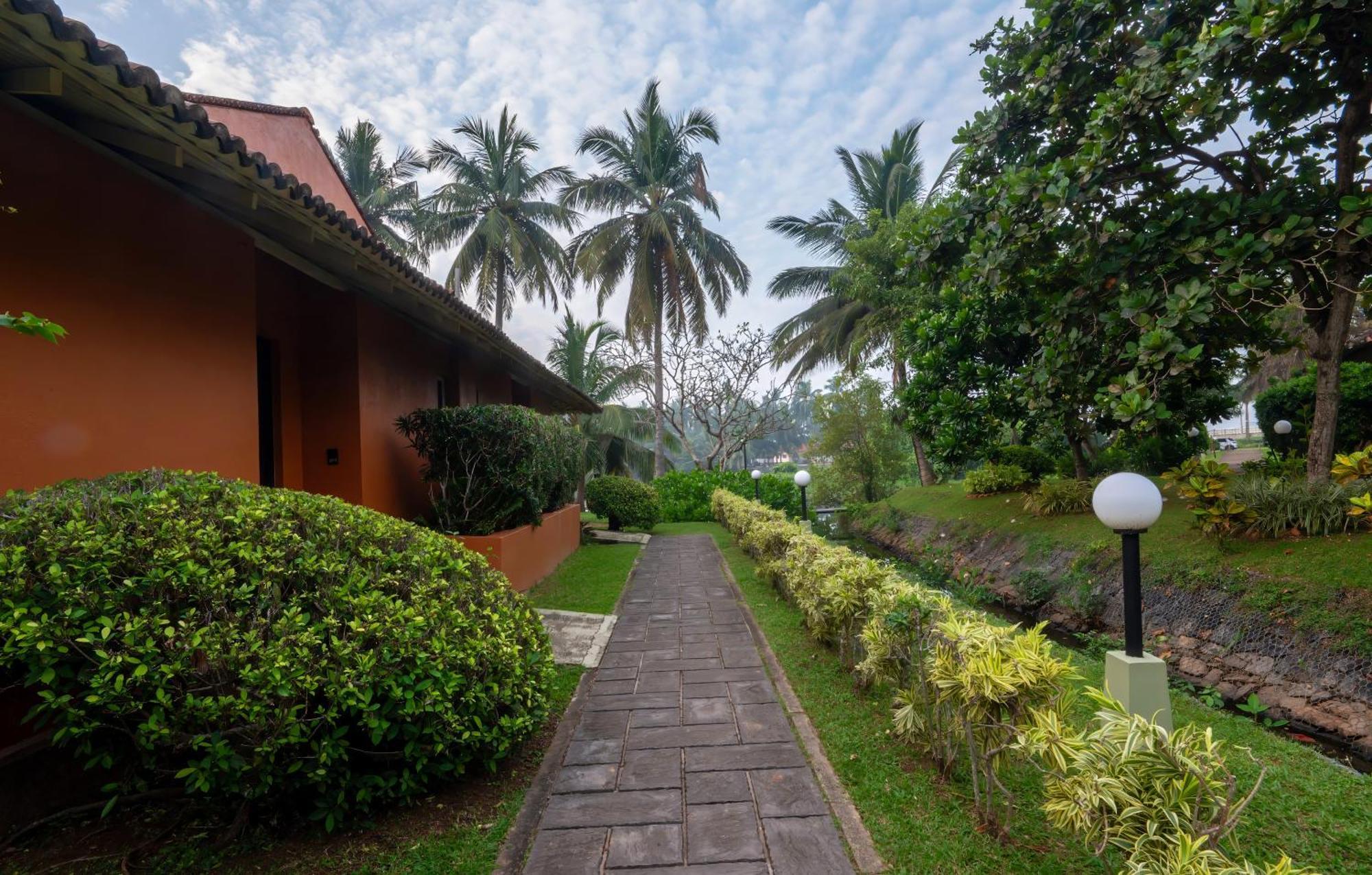 Club Palm Bay Hotel Marawila Exterior photo